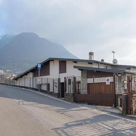 Guesthost - View With Private Parking Willa Mandello del Lario